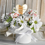 Prezenty, Podziękowania dla Rodziców Kompozycje Kwiatowe / Flowerboxy Piekny flowerbox ze sztucznymi kwiatami i słodyczami to wyjątkowy prezent dla Rodziców jako podziękowanie w dniu ślubu. Podziękowanie dla Rodziców na weselu0