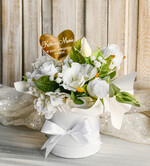 Prezenty dla Mamy flowerboxy, box ze słodyczami  Elegancki flowerbox z sztucznymi kwiatami to wyjątkowy prezent dla mamy. Piękna kompozycja w ozdobnym pudełku – gotowy upominek na każdą okazję. Prezent z okazji dnia mamy1