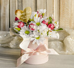 Prezenty dla Mamy flowerboxy, box ze słodyczami  Elegancki flowerbox z sztucznymi kwiatami i słodyczami to wyjątkowy prezent dla mamy. Piękna kompozycja w ozdobnym pudełku – gotowy upominek na każdą okazję.3