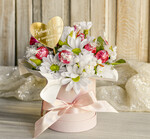 Prezenty dla Mamy flowerboxy, box ze słodyczami  Elegancki flowerbox z sztucznymi kwiatami i słodyczami to wyjątkowy prezent dla mamy. Piękna kompozycja w ozdobnym pudełku – gotowy upominek na każdą okazję.4