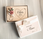 Prezenty dla Mamy kwiaty flowerboxy drewniana tabliczka z życzeniami na dzień Mamy prezent dla Mamy z okazji dnia Matki, kwiaty prezent dla mamy, kompozycja z suszonych kwiatów pomysł na prezent dla mamy0