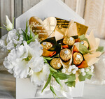 Prezenty dla Mamy flowerboxy, box ze słodyczami  Elegancki flowerbox z sztucznymi kwiatami i słodyczami to wyjątkowy prezent dla mamy. Piękna kompozycja w ozdobnym pudełku – gotowy upominek na każdą okazję. Prezent z okazji dnia mamy0