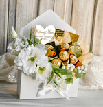 Prezenty dla Mamy flowerboxy, box ze słodyczami  Elegancki flowerbox z sztucznymi kwiatami i słodyczami to wyjątkowy prezent dla mamy. Piękna kompozycja w ozdobnym pudełku – gotowy upominek na każdą okazję. Prezent z okazji dnia mamy2