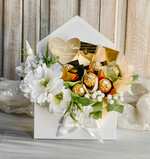 Prezenty dla Mamy flowerboxy, box ze słodyczami  Elegancki flowerbox z sztucznymi kwiatami i słodyczami to wyjątkowy prezent dla mamy. Piękna kompozycja w ozdobnym pudełku – gotowy upominek na każdą okazję. Prezent z okazji dnia mamy3