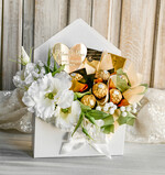 Prezenty dla Mamy flowerboxy, box ze słodyczami  Elegancki flowerbox z sztucznymi kwiatami i słodyczami to wyjątkowy prezent dla mamy. Piękna kompozycja w ozdobnym pudełku – gotowy upominek na każdą okazję. Prezent z okazji dnia mamy4