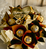 Prezenty dla Mamy flowerboxy, box ze słodyczami  Elegancki box ze słodyczami to wyjątkowy prezent dla mamy. Piękna kompozycja w ozdobnym pudełku – gotowy upominek na każdą okazję. Prezent na dzień mamy2