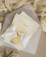 Zaproszenia na Komunię  dziewczynka  zaproszenia na Komunię ze złotym serduszkiem, złote zaproszenia na Komunię, Zaproszenia na Komunię dla dziewczynki, Eleganckie zaproszenia Komunijne ze złotymi literami i wstążką2