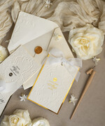 Zaproszenia na Komunię dla Dziewczynki dziewczynka  komunijne tłoczone złote zaproszenia, zaproszenia na Pierwszą komunię z tłoczonymi kwiatami, zaproszenia na komunię dla dziewczynki, zaproszenie na komunię ze wstążką  1