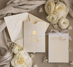 Zaproszenia na Komunię dla Dziewczynki dziewczynka  komunijne złote zaproszenia, zaproszenia na Pierwszą komunię z tłoczonymi kwiatami, tłoczone złocone zaproszenie w kieszonce na komunię0