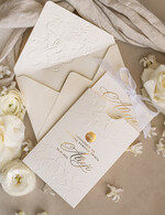 Zaproszenia na Komunię  dziewczynka  komunijne złote zaproszenia, zaproszenia na Pierwszą komunię z tłoczonymi kwiatami, tłoczone złocone zaproszenie w kieszonce na komunię5