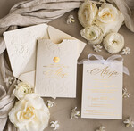 Zaproszenia na Komunię  dziewczynka  komunijne złote zaproszenia, zaproszenia na Pierwszą komunię z tłoczonymi kwiatami, tłoczone złocone zaproszenie w kieszonce na komunię7