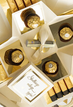  Prezenty dla Młodej Pary  Bomboniery Czekoladki Pomysłowe prezenty na ślub dla Pary Młodej- w co zapakować pieniądze na Ślub- bombonierka ślubna prezent dla nowożeńców8