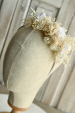 Dodatki dekoracje na komunię  wianki Wianki komunijne na opasce – lekkie, wygodne i ręcznie wykonane. Delikatne kwiaty idealnie dopełnią stylizację na Pierwszą Komunię Świętą Opaska na komunię 4