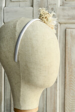 Dodatki dekoracje na komunię  wianki Wianki komunijne na opasce – lekkie, wygodne i ręcznie wykonane. Delikatne kwiaty idealnie dopełnią stylizację na Pierwszą Komunię Świętą Opaska na komunię 1