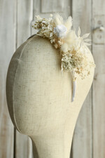 Dodatki dekoracje na komunię  wianki Wianki komunijne na opasce – lekkie, wygodne i ręcznie wykonane. Delikatne kwiaty idealnie dopełnią stylizację na Pierwszą Komunię Świętą Opaska na komunię 4