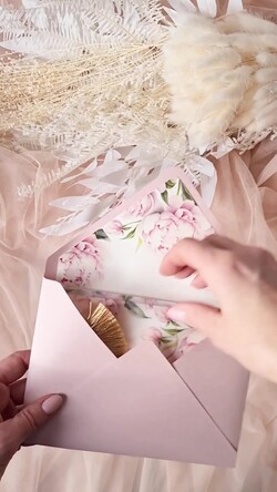 Zaproszenia ślubne Złote Glamour złote zaproszenia ślubne z kalkowym etui, różowe zaproszenie na ślub z piwoniamo złocone, zaproszenia na slub cywilny pudrowy róż peonie1