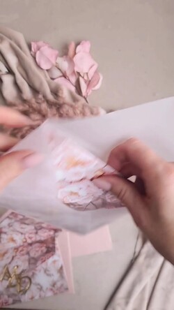 Zaproszenia ślubne Złote Glamour Poziome złote zaproszenia ślubne z medalionem, Kopertowe różowe zaproszenie na ślub złocone, zaproszenia na slub cywilny pudrowy róż1