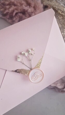 Zaproszenia ślubne z perełkami / tłoczeniem złote zaproszenia ślubne z perełkami, eleganckie zaproszenie na ślub w kalkowym etui, złocone zaproszenie na ślub cywilny perły, perełki na zaproszeniach ślubnych1