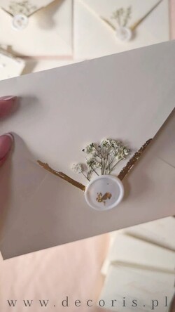 Zaproszenia ślubne z perełkami / tłoczeniem złocone zaproszenia ślubne z perełkami, minimalistyczne zaproszenie na ślub z perełkami, złote zaproszenie na ślub cywilny perły na zaproszeniach ślubnych1