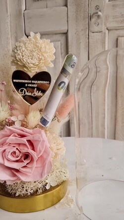  Prezenty dla Młodej Pary  flowerbox, kartki z życzeniami, pudełka na prezenty prezenty z okazji ślubu dla Pary Młodej, w co zapakować pieniądze dla pary młodej, kompozycja kwiatowa w szklanej kopule, fiolka na pieniądze dla młodej pary, różowa wieczna róża1