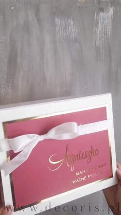 Prezenty dla świadków boxy prezentowe dla Świadkowej, prośba o świadkowanie  prezent dla druhny, pomysł na prezent dla świadkowej, Box prezentowy dla świadkowej z bordowym szlafrokiem, zestaw prezentowy dla druhny1