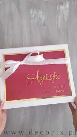 Prezenty dla świadków boxy prezentowe dla Świadkowej, prośba o świadkowanie  czy zostaniesz moją świadkową pomysł na prezent dla świadkowej, Box prezentowy dla świadkowej z bordowym szlafrokiem, zestaw prezentowy dla druhny1