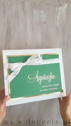 Prezenty dla świadków boxy prezentowe dla Świadkowej, prośba o świadkowanie  prezent dla druhny, pomysł na prezent dla świadkowej, Box prezentowy dla świadkowej z granatowym szlafrokiem, zestaw prezentowy dla druhny1