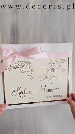 Prezenty dla Mamy zestawy w welurowych i ozdobnych pudełkach  fajne prezenty dla mamy, pudełko z filiżanką i kawą gotowy do wręczenia prezent dla mamy, czarna filiżanka ze spodkiem, pomysł na prezent dla mamy1