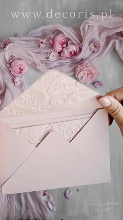 Zaproszenia ślubne z perełkami / tłoczeniem Różowe Zaproszenia Na Ślub, Nowoczesne Zaproszenia W Kolorze Rózowym, Zaproszenia Ślubne Ze Złotymi Literami, Eleganckie Zaproszenia Ślubne z tłoczonymi kwiatami1