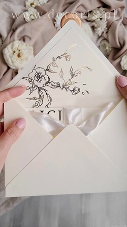 Zaproszenia ślubne Złote Glamour złote zaproszenia ślubne robione na zamówienie, zaproszenia ślubne w stylu glamour, nowoczesne złote zaproszenia ze wstążką, eleganckie zaproszenia ślubne ze złotymi napisami1