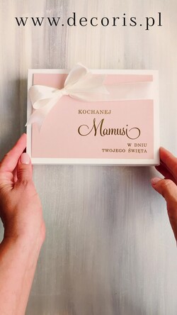 Prezenty dla Mamy kwiaty flowerboxy biała tabliczka z życzeniami na dzień Mamy prezent dla Mamy z okazji dnia Matki, kwiaty prezent dla mamy, kompozycja z suszonych kwiatów pomysł na prezent dla mamy1